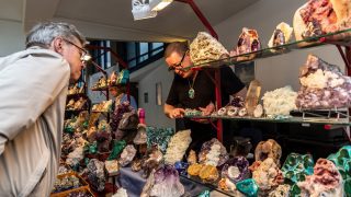 💎 Auch wenn die EDELSTEINE BREMEN am 14.+15. Februar 2026 noch eine Weile hin sind, könnt ihr euch bereits jetzt eure Online-Tickets zum ermäßigten EARLY-BIRD Preis sichern – aber nur bis zum 31.01.2026! 👇🎟️✨
https://eventfrog.de/de/p/maerkte/sonstige-maerkte/edelsteintage-bremen-2026-7352961106023848981.html
🌟Kinder bis 14 Jahre haben in Begleitung eines Erwachsenen freien Eintritt!👨👨👧👦😍
#edelsteintagebremen #earlybird #onlinetickets #edelsteine #mineralien #fossilien #schmuck #schleifvorführungen #geodenknacken #schnäppchentipp #mineralienmesse #edelsteinmesse #crystalevents #earlybird