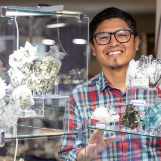 ✨ Sie kommen aus aller Welt… 🌍
über 60 Aussteller freuen sich auf die
Edelsteintage Bremen 💎
💬 Funkelnde Edelsteine
💬 besondere Mineralien & Fossilien
💬 handgefertigter Schmuck
💬 echte Schätze zum Kaufen
👀 Auf den Bildern:
einige der Aussteller, die mit dabei sind –
und das ist erst der Anfang ✨
📍 Messe Bremen
🗓 14. + 15. Februar
👉 Komm vorbei & entdecke deinen Schatz
#Edelsteintage #EdelsteintageBremen #MesseBremen #Aussteller #Edelsteine #Mineralien #Fossilien #Schmuckdesign #Gemshow #BremenEvents #Schätze #Kristallliebe