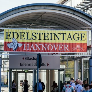 ✨💎 Die Edelsteintage Hannover 2026 rücken näher! 💎✨

Am 5. & 6. September öffnet das HCC Hannover wieder seine Türen für alle Fans von Edelsteinen, Mineralien, Fossilien und Schmuck. 🌍✨

👨‍👩‍👧‍👦 Perfekt für die ganze Familie: Kinder bis 14 Jahre erhalten in Begleitung eines Erwachsenen freien Eintritt.

Freut euch auf einzigartige Aussteller, faszinierende Schätze aus aller Welt und spannende Mitmach-Aktionen. Besonders beliebt:
🔹 Geoden knacken
🔹 Live-Schleifvorführungen
🔹 Entdecken, Staunen & Sammeln

Erlebt die faszinierende Welt der Kristalle und Edelsteine hautnah und lasst euch von ihrer Vielfalt begeistern. ✨

🎟️ Tickets gibt es bereits online!
Sichert euch noch bis zum 16.08.2026 vergünstigte Early-Bird-Tickets und spart beim Eintritt. 👇

#EdelsteintageHannover #Edelsteine #Mineralien #Fossilien #Schmuck #Heilsteine #Kristalle #Mineralienbörse #Mineralienmesse #Schmuckmesse #GeodenKnacken #Hannover #EventsHannover #Familienevent #CrystalEvents #HCCHannover

https://eventfrog.de/de/p/maerkte/sammlermarkt/edelsteintage-hannover-05-09-06-09-2026-7442234705267680456.html