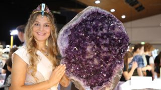 ✨💎 EDELSTEINTAGE OFFENBACH 💎✨

Die Welt der Mineralien, Edelsteine & Fossilien kommt nach Offenbach! 🪨✨

Am 19. & 20. September wird die Stadthalle Offenbach zum Treffpunkt für Sammler, Schmuckliebhaber, Familien und alle, die außergewöhnliche Schätze der Natur lieben. 🌎💎

🌟 Rund 50 Aussteller zeigen:
💎 Mineralien & Edelsteine
🦕 Fossilien
💍 besonderen Schmuck
🏡 einzigartige Steinobjekte
✨ faszinierende Kristalle

🔨 GEODEN KNACKEN – ein Highlight für Groß & Klein!
Beim Öffnen der Geoden kommt so mancher funkelnde Kristallschatz zum Vorschein. 😍

👨‍👩‍👧‍👦 Kinder bis 14 Jahre haben in Begleitung eines Erwachsenen freien Eintritt!

📍 Stadthalle Offenbach am Main
📅 19. & 20. September
🕚 Sa. 11–18 Uhr | So. 11–17 Uhr

👉 Vorbeikommen, staunen und die faszinierende Welt der Steine entdecken! 💎✨

#EdelsteintageOffenbach #Edelsteine #Mineralien #Fossilien #Geoden #Geodenknacken #Offenbach #StadthalleOffenbach #Familienausflug #Mineralienbörse #Kristalle #Edelsteinliebe #RheinMain #Wochenendtipps #CrystalEvents