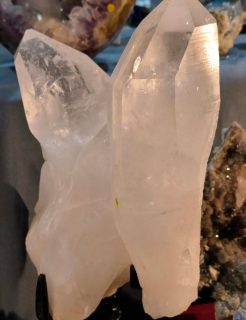 ✨ Das ist nur EINE Facette von dem, was euch an diesem Wochenende bei den Edelsteintagen in der Stadthalle Offenbach erwartet! 💎

Taucht ein in die faszinierende Welt der Mineralien & Edelsteine und entdeckt neben exklusiven Wohnobjekten aus Stein auch individuellen Edelsteinschmuck, jahrmillionenalte Fossilien, kostbare Opale, funkelnde Kristalle und vieles mehr – natürlich könnt ihr eure Lieblingsstücke auch direkt vor Ort kaufen. ✨

🌟 Besondere Highlights:
💥 Geoden knacken
🔨 Edelsteine bohren
💎 Kostenlose Edelsteinbestimmung

Und das Beste: Kinder bis 14 Jahre haben in Begleitung eines Erwachsenen freien Eintritt! 👨‍👩‍👧‍👦

📍 Stadthalle Offenbach
🗓️ Nur an einem Wochenende im Jahr!

⏰ Öffnungszeiten:
Samstag: 11–18 Uhr
Sonntag: 11–17 Uhr

Kommt vorbei, lasst euch verzaubern, entdeckt besondere Schätze und vielleicht findet ihr genau den Edelstein, der euch nicht mehr loslässt. 🤩💎

Wir freuen uns auf euren Besuch! ❤️

#Edelsteintage #EdelsteintageOffenbach #Mineralien #Edelsteine #Fossilien Edelsteinschmuck Kristalle GeodenKnacken Edelsteinbestimmung Heilsteine Edelsteinliebe Opale Amethystdruse StadthalleOffenbach